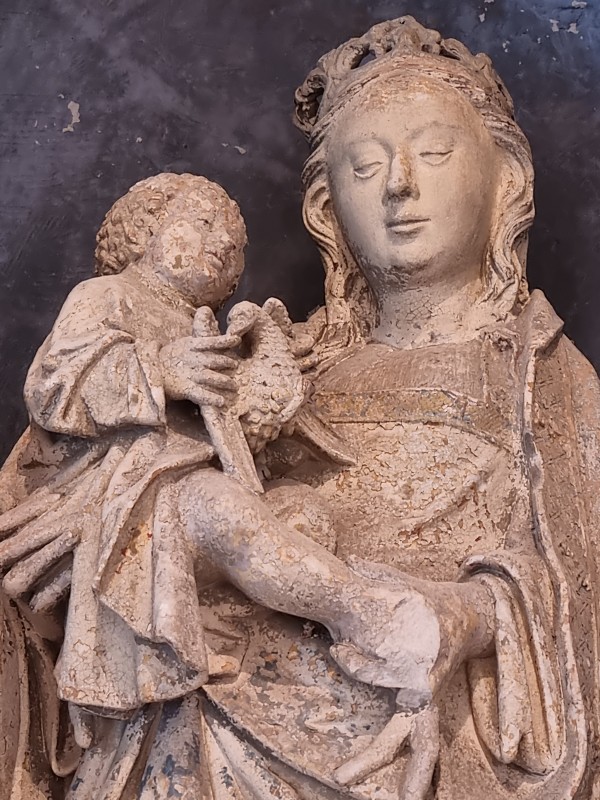 Atelier Giordani - Conservation - Restauration
Edifice – Mobilier - Sculpture – Objets d’art – Moulage –
Pierre, bois métal, polychromie et dorure - Dégagement d'une statue de Vierge à l'enfant en pierre calcaire - Pierre calcaire polychrome - - Transport aller/retour en atelier
- Dépoussiérage et nettoyage
- Etude stratigraphique avec réalisation de sondages stratigraphiques
- Consolidation du support
- Restitution des lacunes
- Scellement de la tête de la vierge
- Restitution doigt de la main gauche et des éléments de la couronne non hypothétiques
- Dégagement des surpeints par action mécanique sous lunettes binoculaires
- Refixage de la polychromie
- Retouche de polychromie et dorure