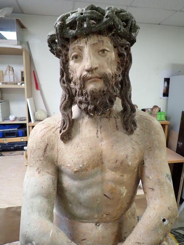 Atelier Giordani - Conservation - Restauration
Edifice – Mobilier - Sculpture – Objets d’art – Moulage –
Pierre, bois métal, polychromie et dorure - Dégagement et conservation de la statue de l'Ecce Homo - Pierre polychrome - Dépose et transfert en atelier avec repose
Application de facings de maintien
Dépoussiérage sous aspiration contrôlée et nettoyage 
Refixage de polychromie
Sondages stratigraphiques
Dégagement de polychromie par clivage manuel au scalpel et sous lunettes binoculaires
Dessalement de la partie basse par application de compresses en pulpe de cellulose
Consolidation de la pierre au dos de la statue par application de silicate d’éthyle dans les cassures et zones basses
Comblement des lacunes et traitement de surface par application d’un mastique. 
Retouches chromatiques et reprises colorées surfaciques
Application à l’aérosol d’un vernis de protection