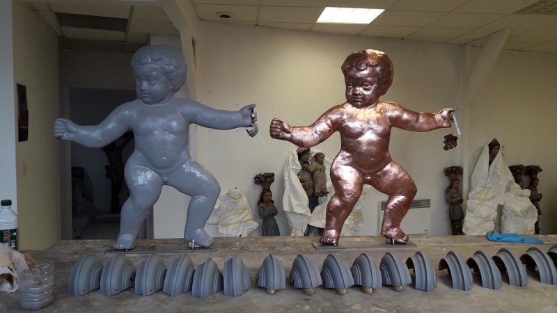 Atelier Giordani - Conservation - Restauration
Edifice – Mobilier - Sculpture – Objets d’art – Moulage –
Pierre, bois métal, polychromie et dorure - Restauration des décors de couverture du choeur - Dorure - Matériaux : support bronze, tôle de cuivre et plomb

OPÉRATIONS RÉALISÉES
- Dépoussiérage et nettoyage des salissures superficielles
- Apprêtage : réalisation des couches de préparation à la peinture époxydique (7 strates)

Dorure : 
- Pose de la mixtion
- Application de la feuille d’or manuellement, à l’aide d’un coussin, de couteaux et de pinceaux plats; utilisation de différents types d’or : or jaune, or Versailles, or Moon Gold, Palladium
- Époussetage, matage à la gélatine, patine

Décors peints : 
- Réalisation des décors peints à la peinture époxydique, patine
- Reprises après repose

Statues (en atelier) ; crête et épi de faîtage, versants de couverture, et lucarne à croupe (in situ)