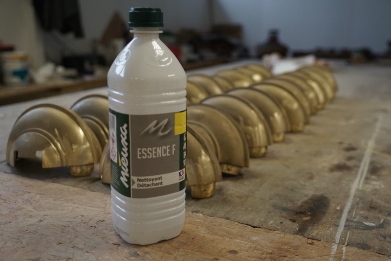 Atelier Giordani - Conservation - Restauration
Edifice – Mobilier - Sculpture – Objets d’art – Moulage –
Pierre, bois métal, polychromie et dorure - Restauration des décors de couverture du choeur - Dorure - Matériaux : support bronze, tôle de cuivre et plomb

OPÉRATIONS RÉALISÉES
- Dépoussiérage et nettoyage des salissures superficielles
- Apprêtage : réalisation des couches de préparation à la peinture époxydique (7 strates)

Dorure : 
- Pose de la mixtion
- Application de la feuille d’or manuellement, à l’aide d’un coussin, de couteaux et de pinceaux plats; utilisation de différents types d’or : or jaune, or Versailles, or Moon Gold, Palladium
- Époussetage, matage à la gélatine, patine

Décors peints : 
- Réalisation des décors peints à la peinture époxydique, patine
- Reprises après repose

Statues (en atelier) ; crête et épi de faîtage, versants de couverture, et lucarne à croupe (in situ)