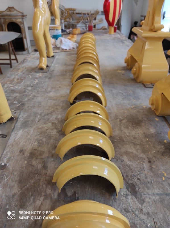 Atelier Giordani - Conservation - Restauration
Edifice – Mobilier - Sculpture – Objets d’art – Moulage –
Pierre, bois métal, polychromie et dorure - Restauration des décors de couverture du choeur - Dorure - Matériaux : support bronze, tôle de cuivre et plomb

OPÉRATIONS RÉALISÉES
- Dépoussiérage et nettoyage des salissures superficielles
- Apprêtage : réalisation des couches de préparation à la peinture époxydique (7 strates)

Dorure : 
- Pose de la mixtion
- Application de la feuille d’or manuellement, à l’aide d’un coussin, de couteaux et de pinceaux plats; utilisation de différents types d’or : or jaune, or Versailles, or Moon Gold, Palladium
- Époussetage, matage à la gélatine, patine

Décors peints : 
- Réalisation des décors peints à la peinture époxydique, patine
- Reprises après repose

Statues (en atelier) ; crête et épi de faîtage, versants de couverture, et lucarne à croupe (in situ)