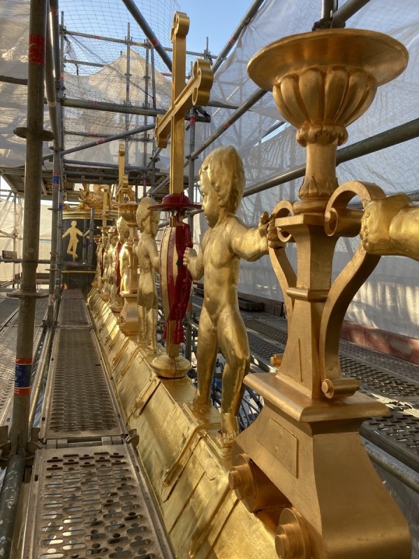 Atelier Giordani - Conservation - Restauration
Edifice – Mobilier - Sculpture – Objets d’art – Moulage –
Pierre, bois métal, polychromie et dorure - Restauration des décors de couverture du choeur - Dorure - Matériaux : support bronze, tôle de cuivre et plomb

OPÉRATIONS RÉALISÉES
- Dépoussiérage et nettoyage des salissures superficielles
- Apprêtage : réalisation des couches de préparation à la peinture époxydique (7 strates)

Dorure : 
- Pose de la mixtion
- Application de la feuille d’or manuellement, à l’aide d’un coussin, de couteaux et de pinceaux plats; utilisation de différents types d’or : or jaune, or Versailles, or Moon Gold, Palladium
- Époussetage, matage à la gélatine, patine

Décors peints : 
- Réalisation des décors peints à la peinture époxydique, patine
- Reprises après repose

Statues (en atelier) ; crête et épi de faîtage, versants de couverture, et lucarne à croupe (in situ)