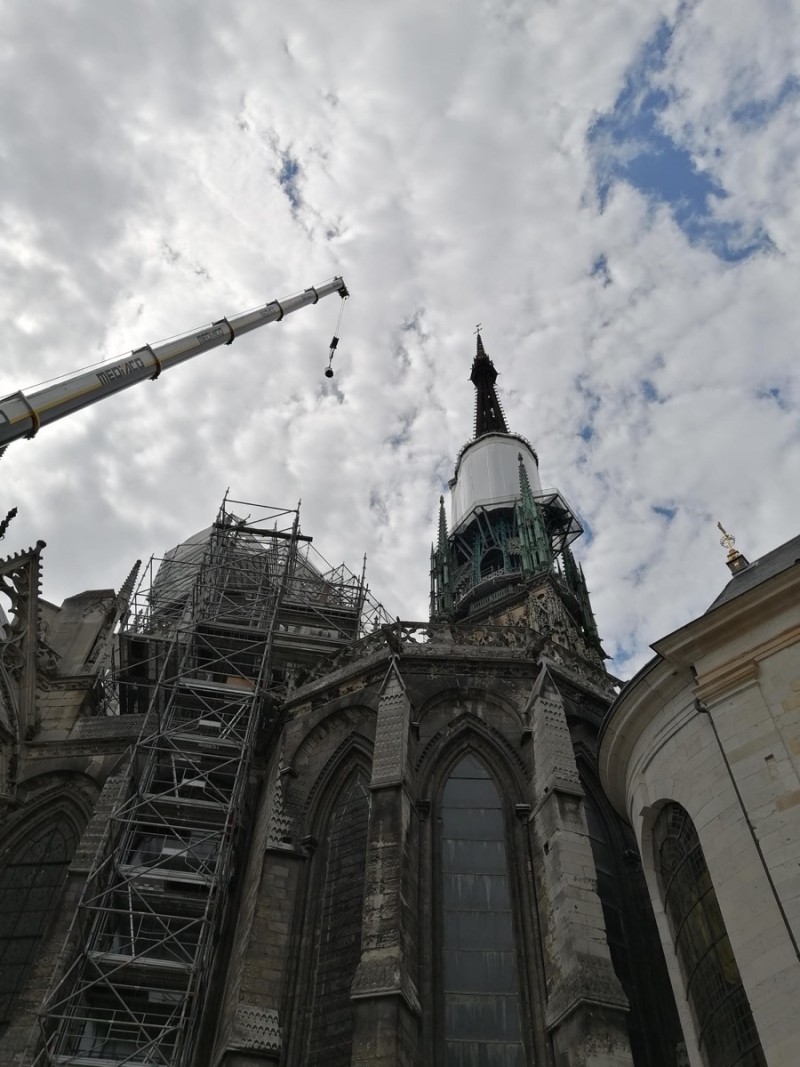 Atelier Giordani - Conservation - Restauration
Edifice – Mobilier - Sculpture – Objets d’art – Moulage –
Pierre, bois métal, polychromie et dorure - Restauration des décors de couverture du choeur - Dorure - Matériaux : support bronze, tôle de cuivre et plomb

OPÉRATIONS RÉALISÉES
- Dépoussiérage et nettoyage des salissures superficielles
- Apprêtage : réalisation des couches de préparation à la peinture époxydique (7 strates)

Dorure : 
- Pose de la mixtion
- Application de la feuille d’or manuellement, à l’aide d’un coussin, de couteaux et de pinceaux plats; utilisation de différents types d’or : or jaune, or Versailles, or Moon Gold, Palladium
- Époussetage, matage à la gélatine, patine

Décors peints : 
- Réalisation des décors peints à la peinture époxydique, patine
- Reprises après repose

Statues (en atelier) ; crête et épi de faîtage, versants de couverture, et lucarne à croupe (in situ)