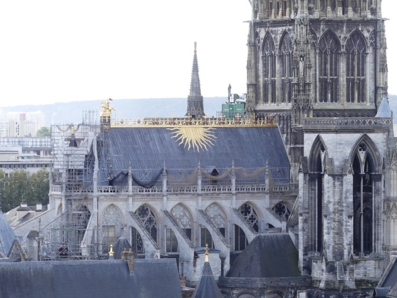 Atelier Giordani - Conservation - Restauration
Edifice – Mobilier - Sculpture – Objets d’art – Moulage –
Pierre, bois métal, polychromie et dorure - Restauration des décors de couverture du choeur - Dorure - Matériaux : support bronze, tôle de cuivre et plomb

OPÉRATIONS RÉALISÉES
- Dépoussiérage et nettoyage des salissures superficielles
- Apprêtage : réalisation des couches de préparation à la peinture époxydique (7 strates)

Dorure : 
- Pose de la mixtion
- Application de la feuille d’or manuellement, à l’aide d’un coussin, de couteaux et de pinceaux plats; utilisation de différents types d’or : or jaune, or Versailles, or Moon Gold, Palladium
- Époussetage, matage à la gélatine, patine

Décors peints : 
- Réalisation des décors peints à la peinture époxydique, patine
- Reprises après repose

Statues (en atelier) ; crête et épi de faîtage, versants de couverture, et lucarne à croupe (in situ)