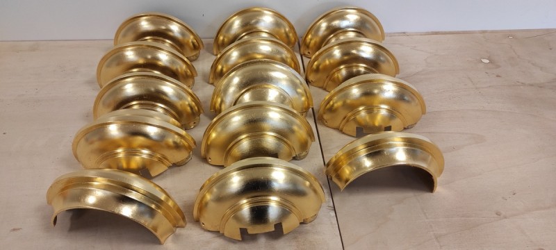 Atelier Giordani - Conservation - Restauration
Edifice – Mobilier - Sculpture – Objets d’art – Moulage –
Pierre, bois métal, polychromie et dorure - Restauration des décors de couverture du choeur - Dorure - Matériaux : support bronze, tôle de cuivre et plomb

OPÉRATIONS RÉALISÉES
- Dépoussiérage et nettoyage des salissures superficielles
- Apprêtage : réalisation des couches de préparation à la peinture époxydique (7 strates)

Dorure : 
- Pose de la mixtion
- Application de la feuille d’or manuellement, à l’aide d’un coussin, de couteaux et de pinceaux plats; utilisation de différents types d’or : or jaune, or Versailles, or Moon Gold, Palladium
- Époussetage, matage à la gélatine, patine

Décors peints : 
- Réalisation des décors peints à la peinture époxydique, patine
- Reprises après repose

Statues (en atelier) ; crête et épi de faîtage, versants de couverture, et lucarne à croupe (in situ)