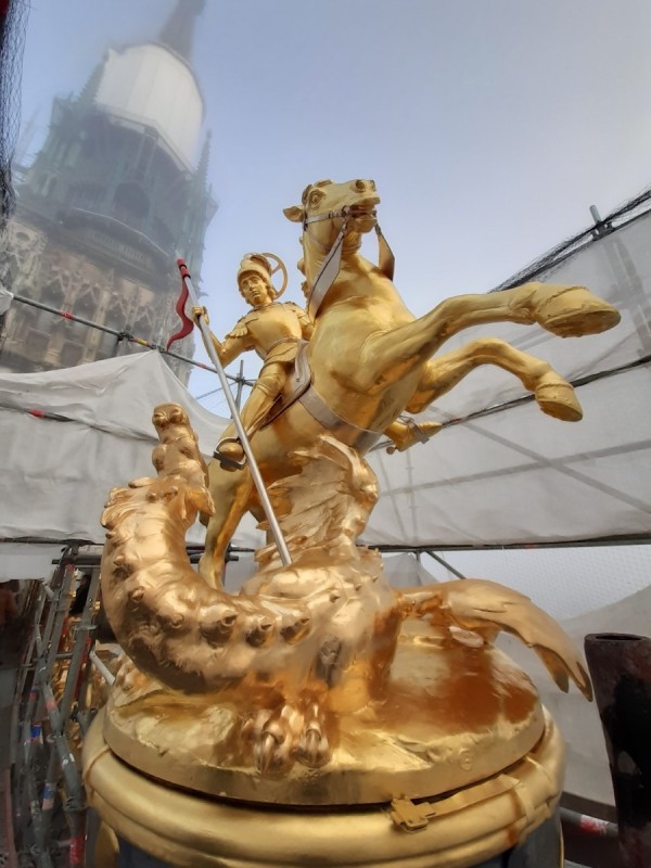 Atelier Giordani - Conservation - Restauration
Edifice – Mobilier - Sculpture – Objets d’art – Moulage –
Pierre, bois métal, polychromie et dorure - Restauration des décors de couverture du choeur - Dorure - Matériaux : support bronze, tôle de cuivre et plomb

OPÉRATIONS RÉALISÉES
- Dépoussiérage et nettoyage des salissures superficielles
- Apprêtage : réalisation des couches de préparation à la peinture époxydique (7 strates)

Dorure : 
- Pose de la mixtion
- Application de la feuille d’or manuellement, à l’aide d’un coussin, de couteaux et de pinceaux plats; utilisation de différents types d’or : or jaune, or Versailles, or Moon Gold, Palladium
- Époussetage, matage à la gélatine, patine

Décors peints : 
- Réalisation des décors peints à la peinture époxydique, patine
- Reprises après repose

Statues (en atelier) ; crête et épi de faîtage, versants de couverture, et lucarne à croupe (in situ)