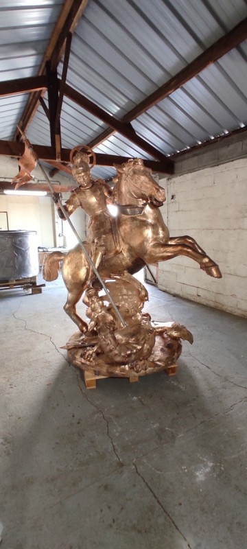 Atelier Giordani - Conservation - Restauration
Edifice – Mobilier - Sculpture – Objets d’art – Moulage –
Pierre, bois métal, polychromie et dorure - Restauration des décors de couverture du choeur - Dorure - Matériaux : support bronze, tôle de cuivre et plomb

OPÉRATIONS RÉALISÉES
- Dépoussiérage et nettoyage des salissures superficielles
- Apprêtage : réalisation des couches de préparation à la peinture époxydique (7 strates)

Dorure : 
- Pose de la mixtion
- Application de la feuille d’or manuellement, à l’aide d’un coussin, de couteaux et de pinceaux plats; utilisation de différents types d’or : or jaune, or Versailles, or Moon Gold, Palladium
- Époussetage, matage à la gélatine, patine

Décors peints : 
- Réalisation des décors peints à la peinture époxydique, patine
- Reprises après repose

Statues (en atelier) ; crête et épi de faîtage, versants de couverture, et lucarne à croupe (in situ)