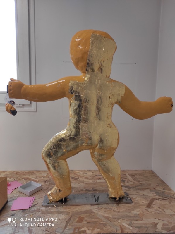 Atelier Giordani - Conservation - Restauration
Edifice – Mobilier - Sculpture – Objets d’art – Moulage –
Pierre, bois métal, polychromie et dorure - Restauration des décors de couverture du choeur - Dorure - Matériaux : support bronze, tôle de cuivre et plomb

OPÉRATIONS RÉALISÉES
- Dépoussiérage et nettoyage des salissures superficielles
- Apprêtage : réalisation des couches de préparation à la peinture époxydique (7 strates)

Dorure : 
- Pose de la mixtion
- Application de la feuille d’or manuellement, à l’aide d’un coussin, de couteaux et de pinceaux plats; utilisation de différents types d’or : or jaune, or Versailles, or Moon Gold, Palladium
- Époussetage, matage à la gélatine, patine

Décors peints : 
- Réalisation des décors peints à la peinture époxydique, patine
- Reprises après repose

Statues (en atelier) ; crête et épi de faîtage, versants de couverture, et lucarne à croupe (in situ)