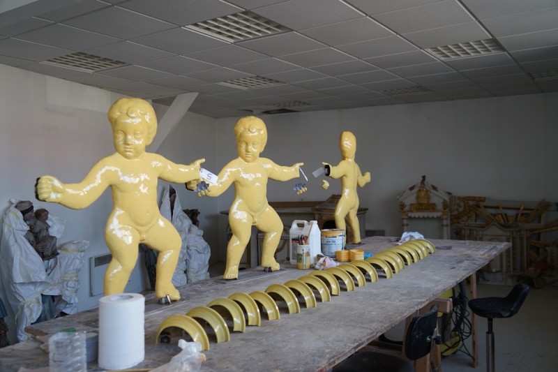 Atelier Giordani - Conservation - Restauration
Edifice – Mobilier - Sculpture – Objets d’art – Moulage –
Pierre, bois métal, polychromie et dorure - Restauration des décors de couverture du choeur - Dorure - Matériaux : support bronze, tôle de cuivre et plomb

OPÉRATIONS RÉALISÉES
- Dépoussiérage et nettoyage des salissures superficielles
- Apprêtage : réalisation des couches de préparation à la peinture époxydique (7 strates)

Dorure : 
- Pose de la mixtion
- Application de la feuille d’or manuellement, à l’aide d’un coussin, de couteaux et de pinceaux plats; utilisation de différents types d’or : or jaune, or Versailles, or Moon Gold, Palladium
- Époussetage, matage à la gélatine, patine

Décors peints : 
- Réalisation des décors peints à la peinture époxydique, patine
- Reprises après repose

Statues (en atelier) ; crête et épi de faîtage, versants de couverture, et lucarne à croupe (in situ)