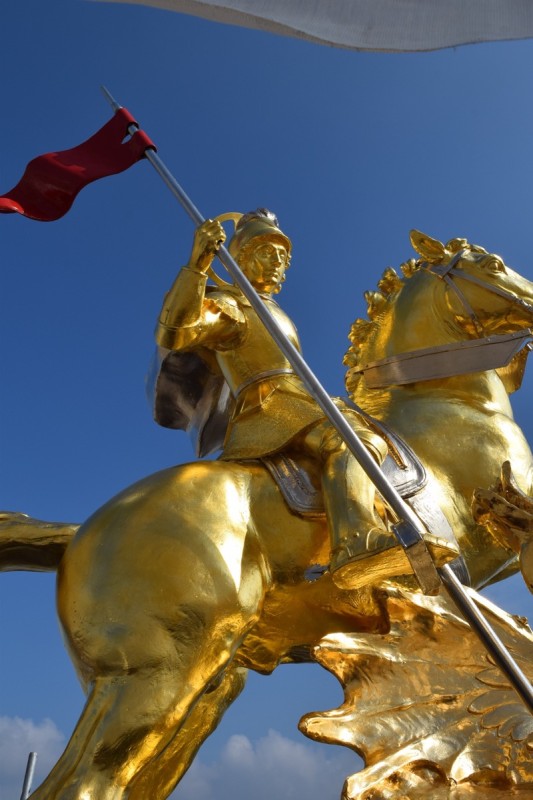 Atelier Giordani - Conservation - Restauration
Edifice – Mobilier - Sculpture – Objets d’art – Moulage –
Pierre, bois métal, polychromie et dorure - Restauration des décors de couverture du choeur - Dorure - Matériaux : support bronze, tôle de cuivre et plomb

OPÉRATIONS RÉALISÉES
- Dépoussiérage et nettoyage des salissures superficielles
- Apprêtage : réalisation des couches de préparation à la peinture époxydique (7 strates)

Dorure : 
- Pose de la mixtion
- Application de la feuille d’or manuellement, à l’aide d’un coussin, de couteaux et de pinceaux plats; utilisation de différents types d’or : or jaune, or Versailles, or Moon Gold, Palladium
- Époussetage, matage à la gélatine, patine

Décors peints : 
- Réalisation des décors peints à la peinture époxydique, patine
- Reprises après repose

Statues (en atelier) ; crête et épi de faîtage, versants de couverture, et lucarne à croupe (in situ)