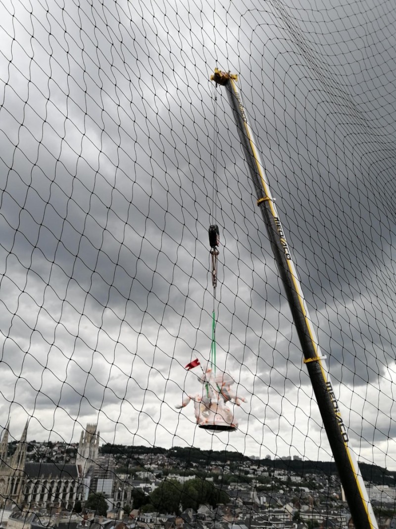 Atelier Giordani - Conservation - Restauration
Edifice – Mobilier - Sculpture – Objets d’art – Moulage –
Pierre, bois métal, polychromie et dorure - Restauration des décors de couverture du choeur - Dorure - Matériaux : support bronze, tôle de cuivre et plomb

OPÉRATIONS RÉALISÉES
- Dépoussiérage et nettoyage des salissures superficielles
- Apprêtage : réalisation des couches de préparation à la peinture époxydique (7 strates)

Dorure : 
- Pose de la mixtion
- Application de la feuille d’or manuellement, à l’aide d’un coussin, de couteaux et de pinceaux plats; utilisation de différents types d’or : or jaune, or Versailles, or Moon Gold, Palladium
- Époussetage, matage à la gélatine, patine

Décors peints : 
- Réalisation des décors peints à la peinture époxydique, patine
- Reprises après repose

Statues (en atelier) ; crête et épi de faîtage, versants de couverture, et lucarne à croupe (in situ)