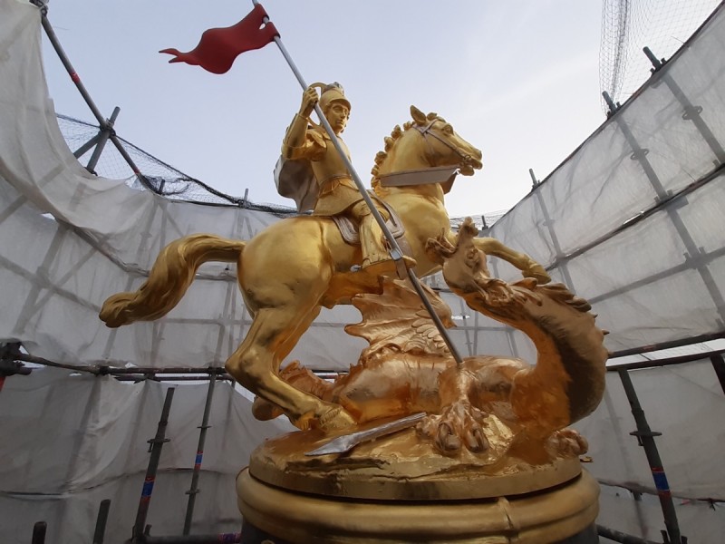 Atelier Giordani - Conservation - Restauration
Edifice – Mobilier - Sculpture – Objets d’art – Moulage –
Pierre, bois métal, polychromie et dorure - Restauration des décors de couverture du choeur - Dorure - Matériaux : support bronze, tôle de cuivre et plomb

OPÉRATIONS RÉALISÉES
- Dépoussiérage et nettoyage des salissures superficielles
- Apprêtage : réalisation des couches de préparation à la peinture époxydique (7 strates)

Dorure : 
- Pose de la mixtion
- Application de la feuille d’or manuellement, à l’aide d’un coussin, de couteaux et de pinceaux plats; utilisation de différents types d’or : or jaune, or Versailles, or Moon Gold, Palladium
- Époussetage, matage à la gélatine, patine

Décors peints : 
- Réalisation des décors peints à la peinture époxydique, patine
- Reprises après repose

Statues (en atelier) ; crête et épi de faîtage, versants de couverture, et lucarne à croupe (in situ)