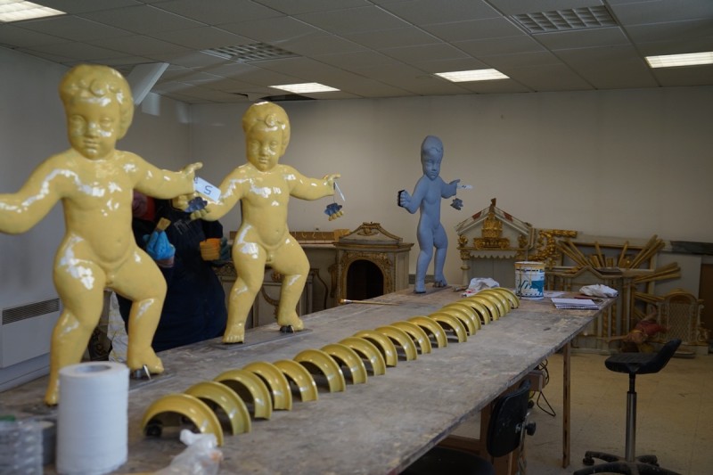 Atelier Giordani - Conservation - Restauration
Edifice – Mobilier - Sculpture – Objets d’art – Moulage –
Pierre, bois métal, polychromie et dorure - Restauration des décors de couverture du choeur - Dorure - Matériaux : support bronze, tôle de cuivre et plomb

OPÉRATIONS RÉALISÉES
- Dépoussiérage et nettoyage des salissures superficielles
- Apprêtage : réalisation des couches de préparation à la peinture époxydique (7 strates)

Dorure : 
- Pose de la mixtion
- Application de la feuille d’or manuellement, à l’aide d’un coussin, de couteaux et de pinceaux plats; utilisation de différents types d’or : or jaune, or Versailles, or Moon Gold, Palladium
- Époussetage, matage à la gélatine, patine

Décors peints : 
- Réalisation des décors peints à la peinture époxydique, patine
- Reprises après repose

Statues (en atelier) ; crête et épi de faîtage, versants de couverture, et lucarne à croupe (in situ)