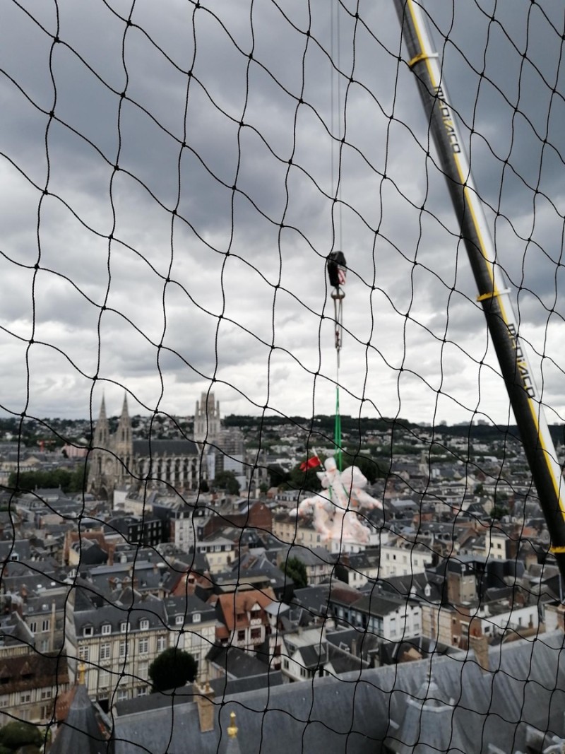 Atelier Giordani - Conservation - Restauration
Edifice – Mobilier - Sculpture – Objets d’art – Moulage –
Pierre, bois métal, polychromie et dorure - Restauration des décors de couverture du choeur - Dorure - Matériaux : support bronze, tôle de cuivre et plomb

OPÉRATIONS RÉALISÉES
- Dépoussiérage et nettoyage des salissures superficielles
- Apprêtage : réalisation des couches de préparation à la peinture époxydique (7 strates)

Dorure : 
- Pose de la mixtion
- Application de la feuille d’or manuellement, à l’aide d’un coussin, de couteaux et de pinceaux plats; utilisation de différents types d’or : or jaune, or Versailles, or Moon Gold, Palladium
- Époussetage, matage à la gélatine, patine

Décors peints : 
- Réalisation des décors peints à la peinture époxydique, patine
- Reprises après repose

Statues (en atelier) ; crête et épi de faîtage, versants de couverture, et lucarne à croupe (in situ)