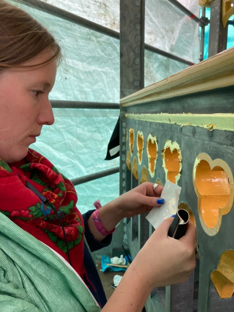 Atelier Giordani - Conservation - Restauration
Edifice – Mobilier - Sculpture – Objets d’art – Moulage –
Pierre, bois métal, polychromie et dorure - Dorure dôme Basilique Notre Dame de Bon-secours - Dorure à la mixtion - Application de la peinture d’accroche
Application de la peinture teinté ocre jaune
Application de la mixtion
Pose des feuilles d’or libres et encollées puis époussetage
Retouches or mica
Matage