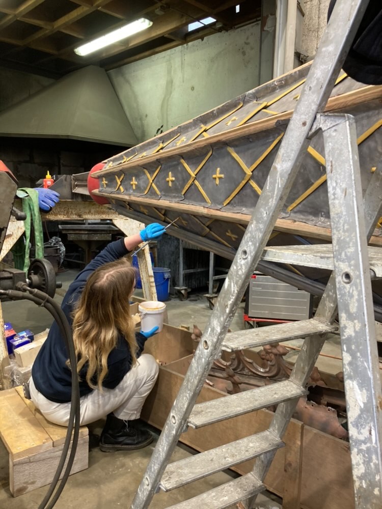 Atelier Giordani - Conservation - Restauration
Edifice – Mobilier - Sculpture – Objets d’art – Moulage –
Pierre, bois métal, polychromie et dorure - Dorure dôme Basilique Notre Dame de Bon-secours - Dorure à la mixtion - Application de la peinture d’accroche
Application de la peinture teinté ocre jaune
Application de la mixtion
Pose des feuilles d’or libres et encollées puis époussetage
Retouches or mica
Matage