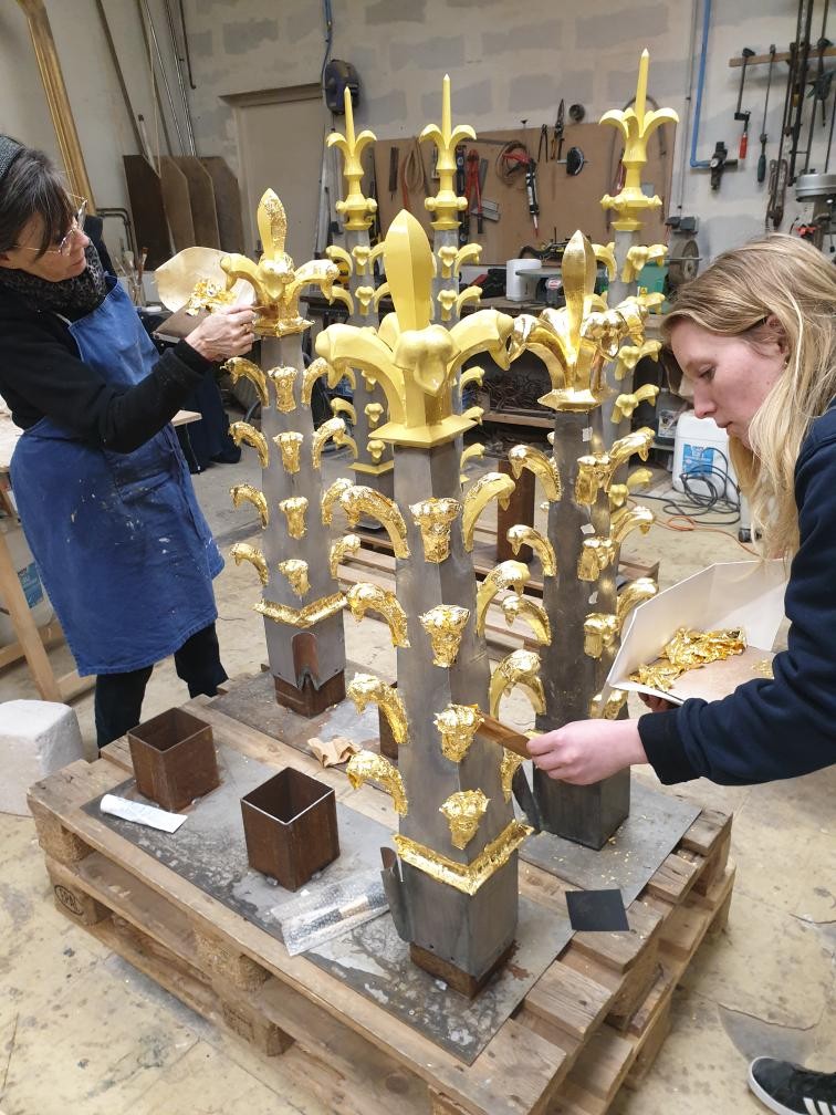 Atelier Giordani - Conservation - Restauration
Edifice – Mobilier - Sculpture – Objets d’art – Moulage –
Pierre, bois métal, polychromie et dorure - Dorure dôme Basilique Notre Dame de Bon-secours - Dorure à la mixtion - Application de la peinture d’accroche
Application de la peinture teinté ocre jaune
Application de la mixtion
Pose des feuilles d’or libres et encollées puis époussetage
Retouches or mica
Matage