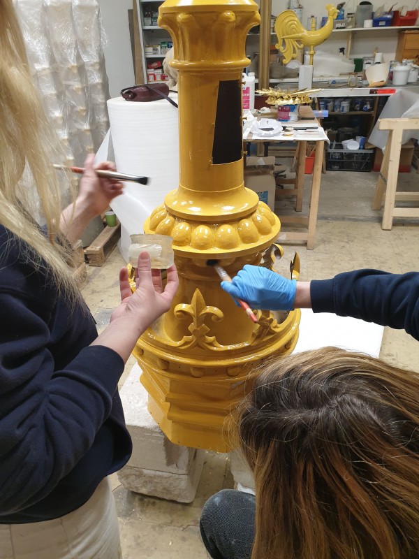 Atelier Giordani - Conservation - Restauration
Edifice – Mobilier - Sculpture – Objets d’art – Moulage –
Pierre, bois métal, polychromie et dorure - Dorure dôme Basilique Notre Dame de Bon-secours - Dorure à la mixtion - Application de la peinture d’accroche
Application de la peinture teinté ocre jaune
Application de la mixtion
Pose des feuilles d’or libres et encollées puis époussetage
Retouches or mica
Matage