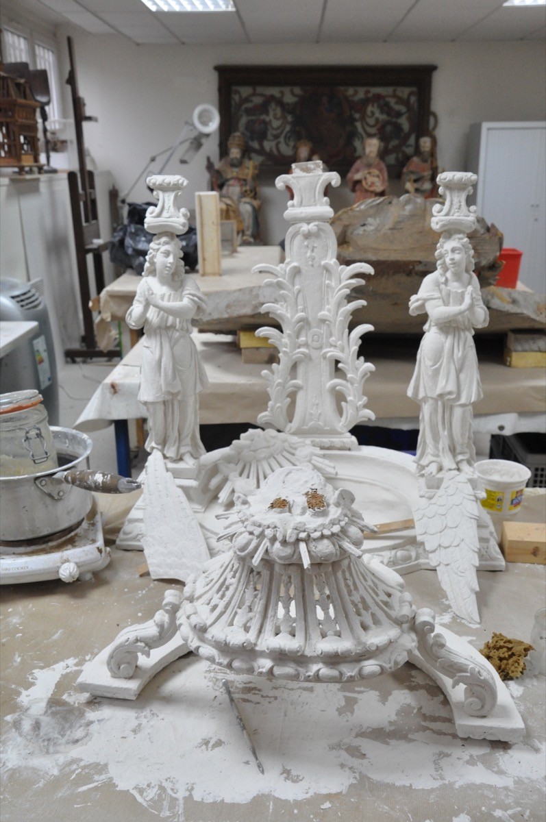 Atelier Giordani - Conservation - Restauration
Edifice – Mobilier - Sculpture – Objets d’art – Moulage –
Pierre, bois métal, polychromie et dorure - Restauration d’un objet d’exposition - Bois polychromé et doré - OPÉRATIONS RÉALISÉES
- Consolidation du bois et traitement 
- Greffes et restitution 
- Compléments sur le décor sculpté 
- Rassemblage 
- Nettoyage 
- Masticage et réintégration 
- Restauration de la dorure 
- Couche de protection 
- Repose après façon d’une console en chêne