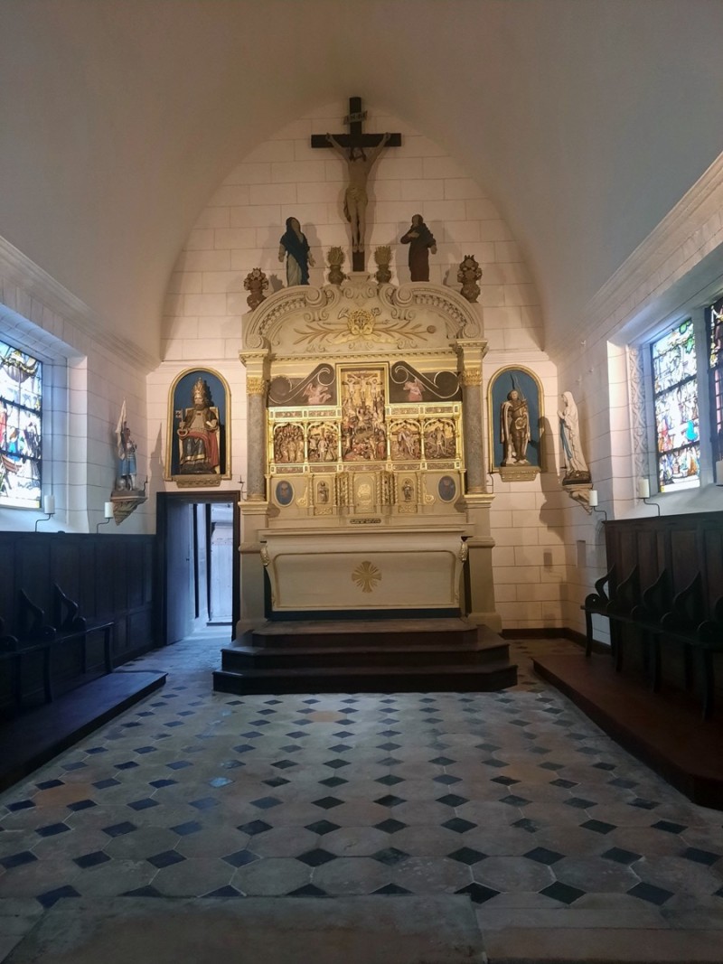 Atelier Giordani - Conservation - Restauration
Edifice – Mobilier - Sculpture – Objets d’art – Moulage –
Pierre, bois métal, polychromie et dorure - Conservation-restauration générale du choeur : Retable majeur et son maître-autel - Pierre calcaire, maçonnerie et plâtre, bois ; décors peints, dorés et argentés - OPÉRATIONS RÉALISÉES
-	Dépoussiérage, refixage, nettoyage
-	Comblement des lacunes, ragréage et masticage
-	Restitution d’éléments manquants par prise d’empreinte et moulage
-	Dégagement mécanique par clivage au scalpel
-	Allègement de la bronzine
-	Retouches sur les décors peints, dorés (or mica) et argentés (argent minéral Iriodin)
-	Dorure à la mixtion
-	Restitution des fonds (peinture acrylique) à partir de sondages
-	Patines d’harmonisation