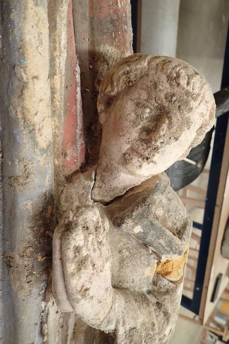 Atelier Giordani - Conservation - Restauration
Edifice – Mobilier - Sculpture – Objets d’art – Moulage –
Pierre, bois métal, polychromie et dorure - Restauration de deux statues de l’église de Saint-Etienne - Restauration de deux statues retrouvées enfouies dans la terre dans l’église Saint-Etienne de Mareil Marly - OPÉRATIONS RÉALISÉES : 

- Nettoyage et élimination minutieuse des dépôts de terre dus à l’enfouissement. 
- Fixage de la polychromie écaillante. 
- Élimination des anciennes tiges métalliques oxydées servant originellement de liaisonnement. 
- Élimination d’efflorescence de plâtre sur la statue de Saint Etienne. Assemblage des fragments, comblements des lacunes du support et ragréages.
- Dégagement de la polychromie par clivage au scalpel sous lunettes binoculaires après la réalisation d’études stratigraphiques préalables, réintégrations colorées et retouches.
- Réalisation de socle peint en ton pierre pour la présentation des statues et repose sécurisée de celles-ci à leur nouvel emplacement au sein de l’église.