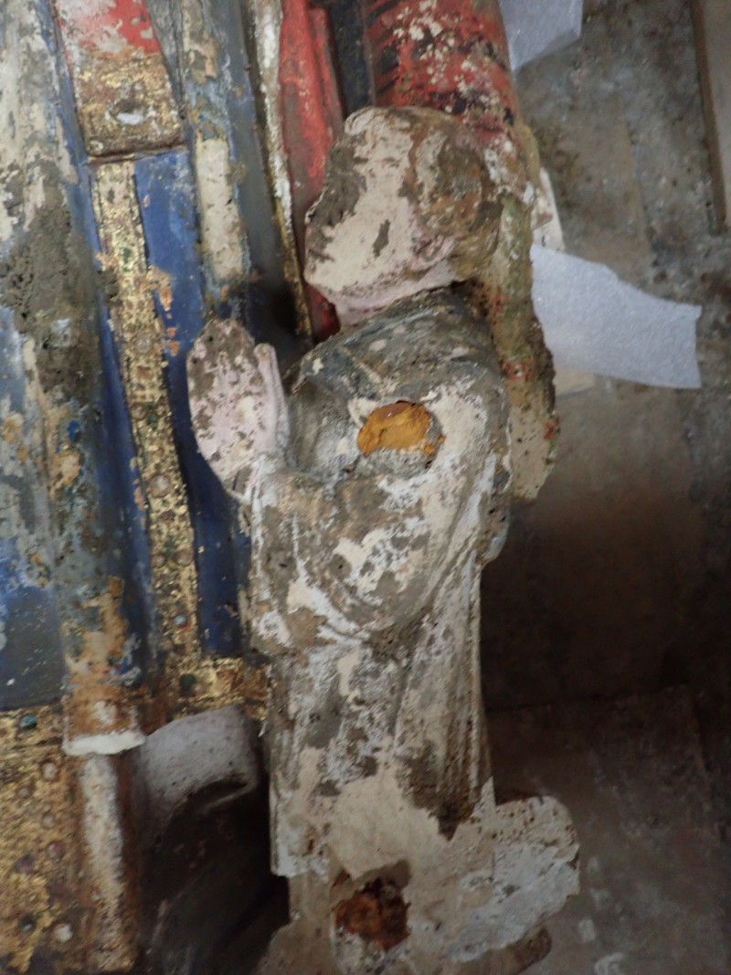 Atelier Giordani - Conservation - Restauration
Edifice – Mobilier - Sculpture – Objets d’art – Moulage –
Pierre, bois métal, polychromie et dorure - Restauration de deux statues de l’église de Saint-Etienne - Restauration de deux statues retrouvées enfouies dans la terre dans l’église Saint-Etienne de Mareil Marly - OPÉRATIONS RÉALISÉES : 

- Nettoyage et élimination minutieuse des dépôts de terre dus à l’enfouissement. 
- Fixage de la polychromie écaillante. 
- Élimination des anciennes tiges métalliques oxydées servant originellement de liaisonnement. 
- Élimination d’efflorescence de plâtre sur la statue de Saint Etienne. Assemblage des fragments, comblements des lacunes du support et ragréages.
- Dégagement de la polychromie par clivage au scalpel sous lunettes binoculaires après la réalisation d’études stratigraphiques préalables, réintégrations colorées et retouches.
- Réalisation de socle peint en ton pierre pour la présentation des statues et repose sécurisée de celles-ci à leur nouvel emplacement au sein de l’église.