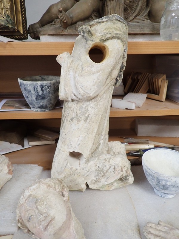 Atelier Giordani - Conservation - Restauration
Edifice – Mobilier - Sculpture – Objets d’art – Moulage –
Pierre, bois métal, polychromie et dorure - Restauration de deux statues de l’église de Saint-Etienne - Restauration de deux statues retrouvées enfouies dans la terre dans l’église Saint-Etienne de Mareil Marly - OPÉRATIONS RÉALISÉES : 

- Nettoyage et élimination minutieuse des dépôts de terre dus à l’enfouissement. 
- Fixage de la polychromie écaillante. 
- Élimination des anciennes tiges métalliques oxydées servant originellement de liaisonnement. 
- Élimination d’efflorescence de plâtre sur la statue de Saint Etienne. Assemblage des fragments, comblements des lacunes du support et ragréages.
- Dégagement de la polychromie par clivage au scalpel sous lunettes binoculaires après la réalisation d’études stratigraphiques préalables, réintégrations colorées et retouches.
- Réalisation de socle peint en ton pierre pour la présentation des statues et repose sécurisée de celles-ci à leur nouvel emplacement au sein de l’église.