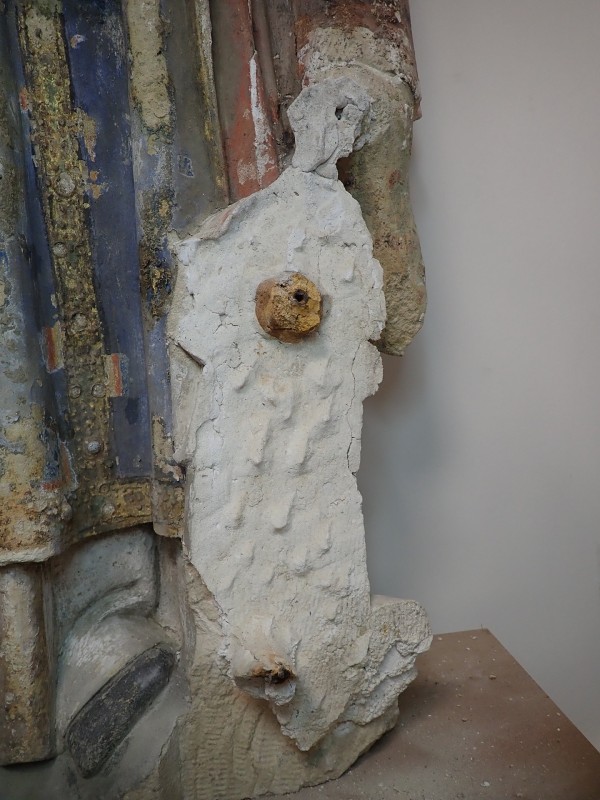 Atelier Giordani - Conservation - Restauration
Edifice – Mobilier - Sculpture – Objets d’art – Moulage –
Pierre, bois métal, polychromie et dorure - Restauration de deux statues de l’église de Saint-Etienne - Restauration de deux statues retrouvées enfouies dans la terre dans l’église Saint-Etienne de Mareil Marly - OPÉRATIONS RÉALISÉES : 

- Nettoyage et élimination minutieuse des dépôts de terre dus à l’enfouissement. 
- Fixage de la polychromie écaillante. 
- Élimination des anciennes tiges métalliques oxydées servant originellement de liaisonnement. 
- Élimination d’efflorescence de plâtre sur la statue de Saint Etienne. Assemblage des fragments, comblements des lacunes du support et ragréages.
- Dégagement de la polychromie par clivage au scalpel sous lunettes binoculaires après la réalisation d’études stratigraphiques préalables, réintégrations colorées et retouches.
- Réalisation de socle peint en ton pierre pour la présentation des statues et repose sécurisée de celles-ci à leur nouvel emplacement au sein de l’église.