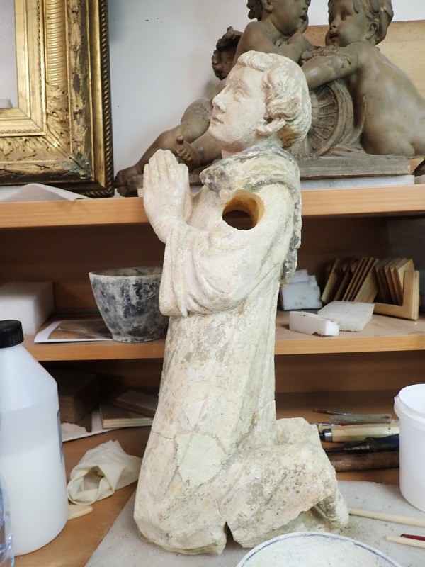 Atelier Giordani - Conservation - Restauration
Edifice – Mobilier - Sculpture – Objets d’art – Moulage –
Pierre, bois métal, polychromie et dorure - Restauration de deux statues de l’église de Saint-Etienne - Restauration de deux statues retrouvées enfouies dans la terre dans l’église Saint-Etienne de Mareil Marly - OPÉRATIONS RÉALISÉES : 

- Nettoyage et élimination minutieuse des dépôts de terre dus à l’enfouissement. 
- Fixage de la polychromie écaillante. 
- Élimination des anciennes tiges métalliques oxydées servant originellement de liaisonnement. 
- Élimination d’efflorescence de plâtre sur la statue de Saint Etienne. Assemblage des fragments, comblements des lacunes du support et ragréages.
- Dégagement de la polychromie par clivage au scalpel sous lunettes binoculaires après la réalisation d’études stratigraphiques préalables, réintégrations colorées et retouches.
- Réalisation de socle peint en ton pierre pour la présentation des statues et repose sécurisée de celles-ci à leur nouvel emplacement au sein de l’église.