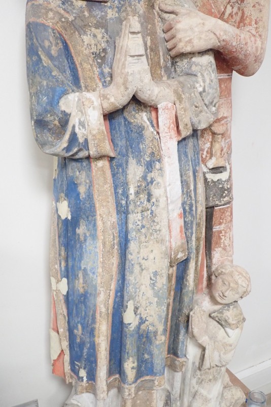 Atelier Giordani - Conservation - Restauration
Edifice – Mobilier - Sculpture – Objets d’art – Moulage –
Pierre, bois métal, polychromie et dorure - Restauration de deux statues de l’église de Saint-Etienne - Restauration de deux statues retrouvées enfouies dans la terre dans l’église Saint-Etienne de Mareil Marly - OPÉRATIONS RÉALISÉES : 

- Nettoyage et élimination minutieuse des dépôts de terre dus à l’enfouissement. 
- Fixage de la polychromie écaillante. 
- Élimination des anciennes tiges métalliques oxydées servant originellement de liaisonnement. 
- Élimination d’efflorescence de plâtre sur la statue de Saint Etienne. Assemblage des fragments, comblements des lacunes du support et ragréages.
- Dégagement de la polychromie par clivage au scalpel sous lunettes binoculaires après la réalisation d’études stratigraphiques préalables, réintégrations colorées et retouches.
- Réalisation de socle peint en ton pierre pour la présentation des statues et repose sécurisée de celles-ci à leur nouvel emplacement au sein de l’église.