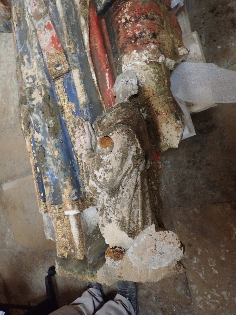 Atelier Giordani - Conservation - Restauration
Edifice – Mobilier - Sculpture – Objets d’art – Moulage –
Pierre, bois métal, polychromie et dorure - Restauration de deux statues de l’église de Saint-Etienne - Restauration de deux statues retrouvées enfouies dans la terre dans l’église Saint-Etienne de Mareil Marly - OPÉRATIONS RÉALISÉES : 

- Nettoyage et élimination minutieuse des dépôts de terre dus à l’enfouissement. 
- Fixage de la polychromie écaillante. 
- Élimination des anciennes tiges métalliques oxydées servant originellement de liaisonnement. 
- Élimination d’efflorescence de plâtre sur la statue de Saint Etienne. Assemblage des fragments, comblements des lacunes du support et ragréages.
- Dégagement de la polychromie par clivage au scalpel sous lunettes binoculaires après la réalisation d’études stratigraphiques préalables, réintégrations colorées et retouches.
- Réalisation de socle peint en ton pierre pour la présentation des statues et repose sécurisée de celles-ci à leur nouvel emplacement au sein de l’église.