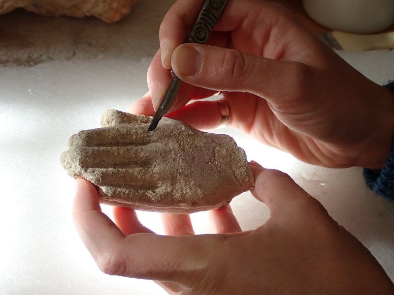 Atelier Giordani - Conservation - Restauration
Edifice – Mobilier - Sculpture – Objets d’art – Moulage –
Pierre, bois métal, polychromie et dorure - Restauration de deux statues de l’église de Saint-Etienne - Restauration de deux statues retrouvées enfouies dans la terre dans l’église Saint-Etienne de Mareil Marly - OPÉRATIONS RÉALISÉES : 

- Nettoyage et élimination minutieuse des dépôts de terre dus à l’enfouissement. 
- Fixage de la polychromie écaillante. 
- Élimination des anciennes tiges métalliques oxydées servant originellement de liaisonnement. 
- Élimination d’efflorescence de plâtre sur la statue de Saint Etienne. Assemblage des fragments, comblements des lacunes du support et ragréages.
- Dégagement de la polychromie par clivage au scalpel sous lunettes binoculaires après la réalisation d’études stratigraphiques préalables, réintégrations colorées et retouches.
- Réalisation de socle peint en ton pierre pour la présentation des statues et repose sécurisée de celles-ci à leur nouvel emplacement au sein de l’église.