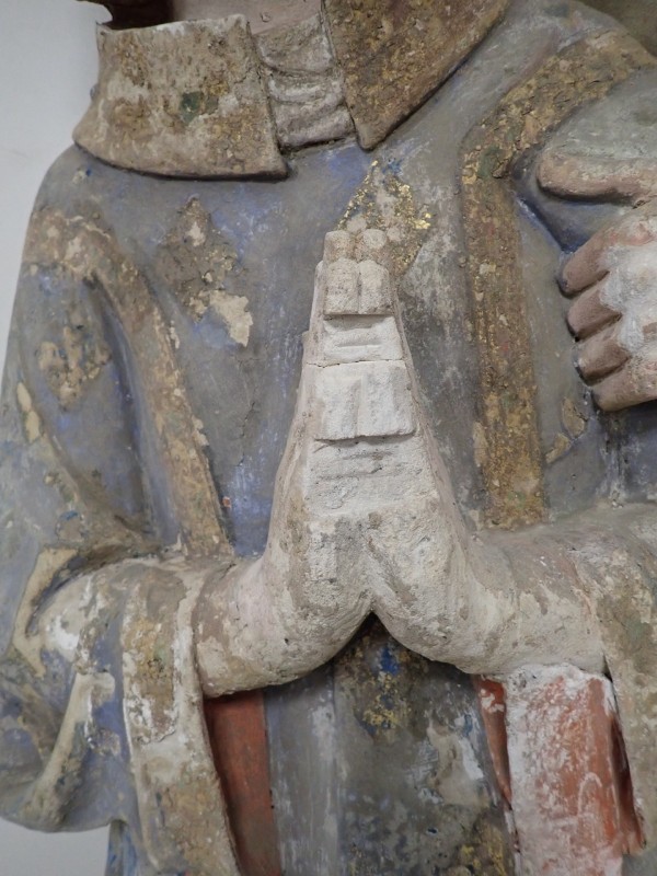 Atelier Giordani - Conservation - Restauration
Edifice – Mobilier - Sculpture – Objets d’art – Moulage –
Pierre, bois métal, polychromie et dorure - Restauration de deux statues de l’église de Saint-Etienne - Restauration de deux statues retrouvées enfouies dans la terre dans l’église Saint-Etienne de Mareil Marly - OPÉRATIONS RÉALISÉES : 

- Nettoyage et élimination minutieuse des dépôts de terre dus à l’enfouissement. 
- Fixage de la polychromie écaillante. 
- Élimination des anciennes tiges métalliques oxydées servant originellement de liaisonnement. 
- Élimination d’efflorescence de plâtre sur la statue de Saint Etienne. Assemblage des fragments, comblements des lacunes du support et ragréages.
- Dégagement de la polychromie par clivage au scalpel sous lunettes binoculaires après la réalisation d’études stratigraphiques préalables, réintégrations colorées et retouches.
- Réalisation de socle peint en ton pierre pour la présentation des statues et repose sécurisée de celles-ci à leur nouvel emplacement au sein de l’église.