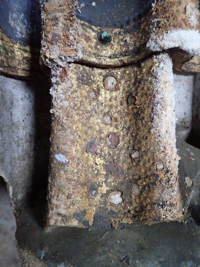 Atelier Giordani - Conservation - Restauration
Edifice – Mobilier - Sculpture – Objets d’art – Moulage –
Pierre, bois métal, polychromie et dorure - Restauration de deux statues de l’église de Saint-Etienne - Restauration de deux statues retrouvées enfouies dans la terre dans l’église Saint-Etienne de Mareil Marly - OPÉRATIONS RÉALISÉES : 

- Nettoyage et élimination minutieuse des dépôts de terre dus à l’enfouissement. 
- Fixage de la polychromie écaillante. 
- Élimination des anciennes tiges métalliques oxydées servant originellement de liaisonnement. 
- Élimination d’efflorescence de plâtre sur la statue de Saint Etienne. Assemblage des fragments, comblements des lacunes du support et ragréages.
- Dégagement de la polychromie par clivage au scalpel sous lunettes binoculaires après la réalisation d’études stratigraphiques préalables, réintégrations colorées et retouches.
- Réalisation de socle peint en ton pierre pour la présentation des statues et repose sécurisée de celles-ci à leur nouvel emplacement au sein de l’église.