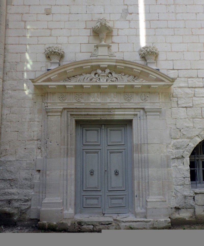 Atelier Giordani - Conservation - Restauration
Edifice – Mobilier - Sculpture – Objets d’art – Moulage –
Pierre, bois métal, polychromie et dorure - Moulage des deux vases, restauration du piédestal - Originaux en pierre calcaire - OPÉRATIONS RÉALISÉES
-	Moulage complet du socle d’après modèle en pierre 
-	Réalisation d’une chape en élastomère silicone pour l’empreinte
-	Réalisation d’un contre-moule à pièce en plâtre et filasse
-	Démontage du moule et remontage
- Tirage d’un exemplaire en micro-béton, et patine d’harmonisation 
- Transport, pose, fixation et scellement