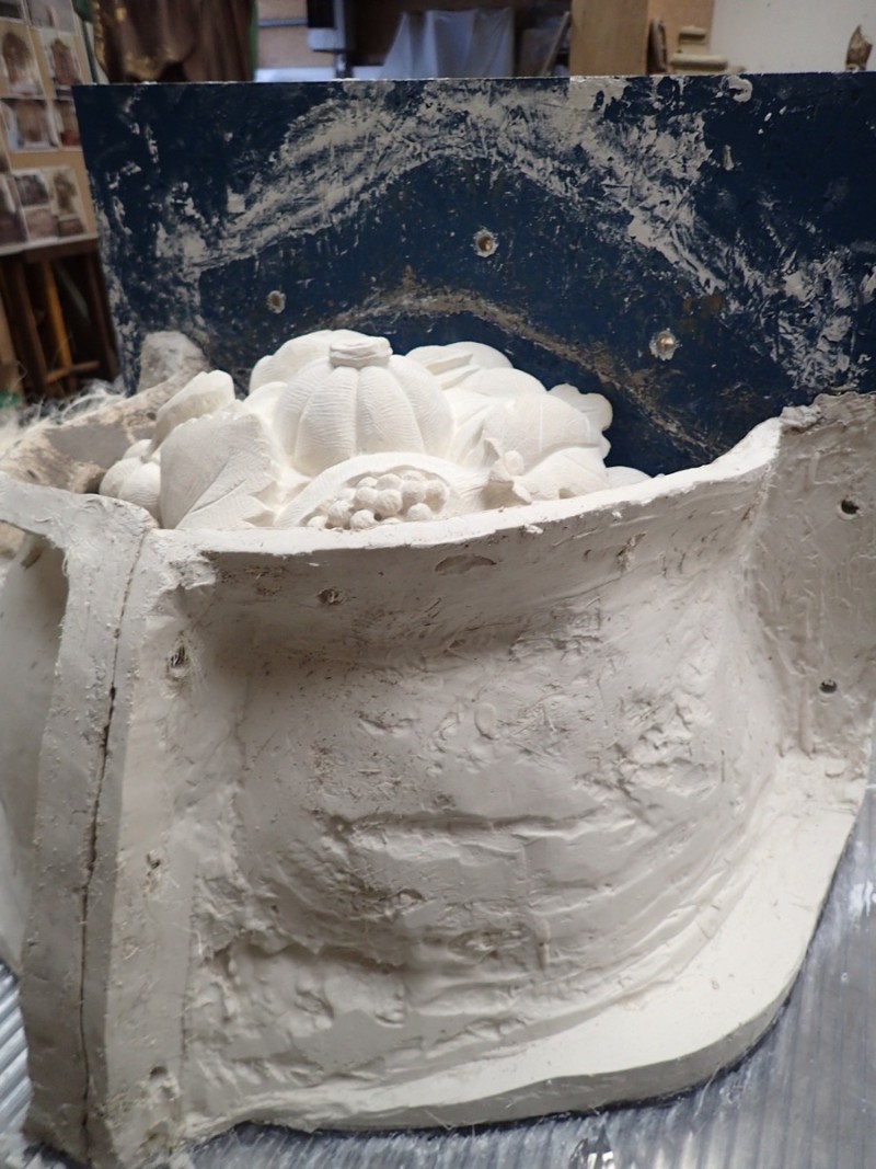 Atelier Giordani - Conservation - Restauration
Edifice – Mobilier - Sculpture – Objets d’art – Moulage –
Pierre, bois métal, polychromie et dorure - Moulage des deux vases, restauration du piédestal - Originaux en pierre calcaire - OPÉRATIONS RÉALISÉES
-	Moulage complet du socle d’après modèle en pierre 
-	Réalisation d’une chape en élastomère silicone pour l’empreinte
-	Réalisation d’un contre-moule à pièce en plâtre et filasse
-	Démontage du moule et remontage
- Tirage d’un exemplaire en micro-béton, et patine d’harmonisation 
- Transport, pose, fixation et scellement