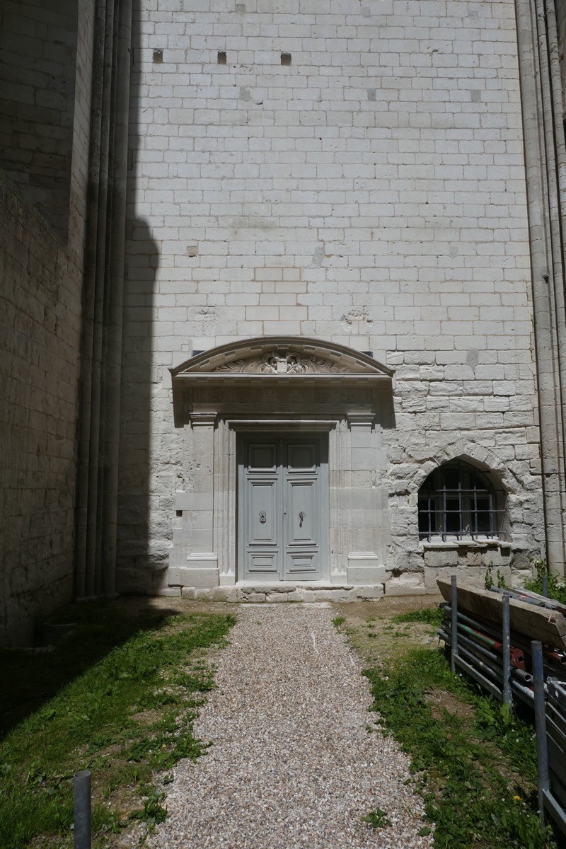 Atelier Giordani - Conservation - Restauration
Edifice – Mobilier - Sculpture – Objets d’art – Moulage –
Pierre, bois métal, polychromie et dorure - Moulage des deux vases, restauration du piédestal - Originaux en pierre calcaire - OPÉRATIONS RÉALISÉES
-	Moulage complet du socle d’après modèle en pierre 
-	Réalisation d’une chape en élastomère silicone pour l’empreinte
-	Réalisation d’un contre-moule à pièce en plâtre et filasse
-	Démontage du moule et remontage
- Tirage d’un exemplaire en micro-béton, et patine d’harmonisation 
- Transport, pose, fixation et scellement