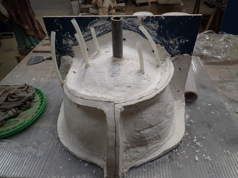 Atelier Giordani - Conservation - Restauration
Edifice – Mobilier - Sculpture – Objets d’art – Moulage –
Pierre, bois métal, polychromie et dorure - Moulage des deux vases, restauration du piédestal - Originaux en pierre calcaire - OPÉRATIONS RÉALISÉES
-	Moulage complet du socle d’après modèle en pierre 
-	Réalisation d’une chape en élastomère silicone pour l’empreinte
-	Réalisation d’un contre-moule à pièce en plâtre et filasse
-	Démontage du moule et remontage
- Tirage d’un exemplaire en micro-béton, et patine d’harmonisation 
- Transport, pose, fixation et scellement