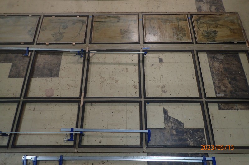 Atelier Giordani - Conservation - Restauration
Edifice – Mobilier - Sculpture – Objets d’art – Moulage –
Pierre, bois métal, polychromie et dorure - Parloir de l'abbesse Abbaye de Verneuil sur Avre - Bois polychrome - -	Montage de l’échafaudage
-	Prise de côtes et mesures
-	Dépose des boiseries
-	Renfort structurel charpente
-	Traitement insecticide et fongicide de la charpente
-	Transport des panneaux en ateliers
-	Dépoussiérage
-	Purges et greffes
-	Consolidation chimique du support 
-	Révision des assemblages
-	Reprise des arasements et disjointoiements
-	Renforts structurels des panneaux
-	Comblements
-	Traitement insecticide des panneaux
-	Montage à blanc
-	Mise en peinture des montant et traverses
-	Dévernissage et retouche colorées des panneaux
-	Vernissage
-	Repose