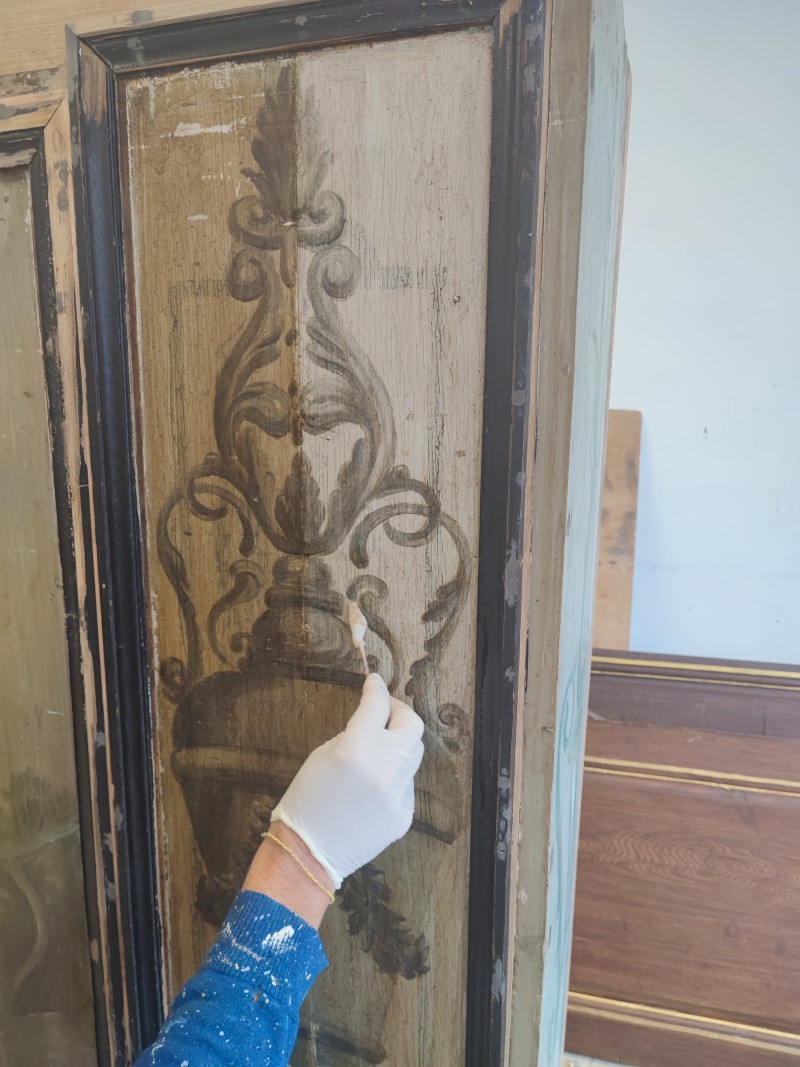 Atelier Giordani - Conservation - Restauration
Edifice – Mobilier - Sculpture – Objets d’art – Moulage –
Pierre, bois métal, polychromie et dorure - Parloir de l'abbesse Abbaye de Verneuil sur Avre - Bois polychrome - -	Montage de l’échafaudage
-	Prise de côtes et mesures
-	Dépose des boiseries
-	Renfort structurel charpente
-	Traitement insecticide et fongicide de la charpente
-	Transport des panneaux en ateliers
-	Dépoussiérage
-	Purges et greffes
-	Consolidation chimique du support 
-	Révision des assemblages
-	Reprise des arasements et disjointoiements
-	Renforts structurels des panneaux
-	Comblements
-	Traitement insecticide des panneaux
-	Montage à blanc
-	Mise en peinture des montant et traverses
-	Dévernissage et retouche colorées des panneaux
-	Vernissage
-	Repose