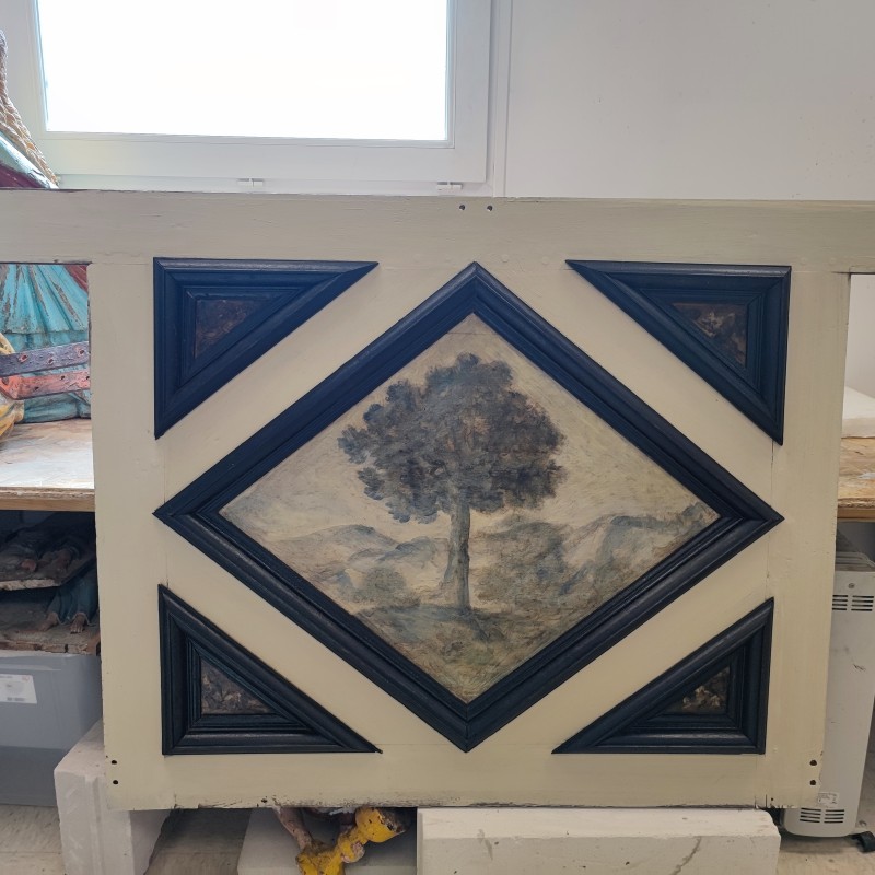 Atelier Giordani - Conservation - Restauration
Edifice – Mobilier - Sculpture – Objets d’art – Moulage –
Pierre, bois métal, polychromie et dorure - Parloir de l'abbesse Abbaye de Verneuil sur Avre - Bois polychrome - -	Montage de l’échafaudage
-	Prise de côtes et mesures
-	Dépose des boiseries
-	Renfort structurel charpente
-	Traitement insecticide et fongicide de la charpente
-	Transport des panneaux en ateliers
-	Dépoussiérage
-	Purges et greffes
-	Consolidation chimique du support 
-	Révision des assemblages
-	Reprise des arasements et disjointoiements
-	Renforts structurels des panneaux
-	Comblements
-	Traitement insecticide des panneaux
-	Montage à blanc
-	Mise en peinture des montant et traverses
-	Dévernissage et retouche colorées des panneaux
-	Vernissage
-	Repose