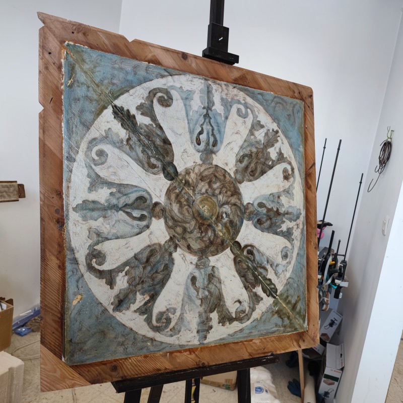 Atelier Giordani - Conservation - Restauration
Edifice – Mobilier - Sculpture – Objets d’art – Moulage –
Pierre, bois métal, polychromie et dorure - Parloir de l'abbesse Abbaye de Verneuil sur Avre - Bois polychrome - -	Montage de l’échafaudage
-	Prise de côtes et mesures
-	Dépose des boiseries
-	Renfort structurel charpente
-	Traitement insecticide et fongicide de la charpente
-	Transport des panneaux en ateliers
-	Dépoussiérage
-	Purges et greffes
-	Consolidation chimique du support 
-	Révision des assemblages
-	Reprise des arasements et disjointoiements
-	Renforts structurels des panneaux
-	Comblements
-	Traitement insecticide des panneaux
-	Montage à blanc
-	Mise en peinture des montant et traverses
-	Dévernissage et retouche colorées des panneaux
-	Vernissage
-	Repose
