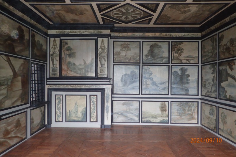 Atelier Giordani - Conservation - Restauration
Edifice – Mobilier - Sculpture – Objets d’art – Moulage –
Pierre, bois métal, polychromie et dorure - Parloir de l'abbesse Abbaye de Verneuil sur Avre - Bois polychrome - -	Montage de l’échafaudage
-	Prise de côtes et mesures
-	Dépose des boiseries
-	Renfort structurel charpente
-	Traitement insecticide et fongicide de la charpente
-	Transport des panneaux en ateliers
-	Dépoussiérage
-	Purges et greffes
-	Consolidation chimique du support 
-	Révision des assemblages
-	Reprise des arasements et disjointoiements
-	Renforts structurels des panneaux
-	Comblements
-	Traitement insecticide des panneaux
-	Montage à blanc
-	Mise en peinture des montant et traverses
-	Dévernissage et retouche colorées des panneaux
-	Vernissage
-	Repose
