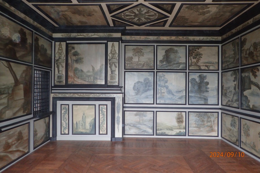 Atelier Giordani - Conservation - Restauration
Edifice – Mobilier - Sculpture – Objets d’art – Moulage –
Pierre, bois métal, polychromie et dorure - Parloir de l'abbesse Abbaye de Verneuil sur Avre - Bois polychrome - -	Montage de l’échafaudage
-	Prise de côtes et mesures
-	Dépose des boiseries
-	Renfort structurel charpente
-	Traitement insecticide et fongicide de la charpente
-	Transport des panneaux en ateliers
-	Dépoussiérage
-	Purges et greffes
-	Consolidation chimique du support 
-	Révision des assemblages
-	Reprise des arasements et disjointoiements
-	Renforts structurels des panneaux
-	Comblements
-	Traitement insecticide des panneaux
-	Montage à blanc
-	Mise en peinture des montant et traverses
-	Dévernissage et retouche colorées des panneaux
-	Vernissage
-	Repose