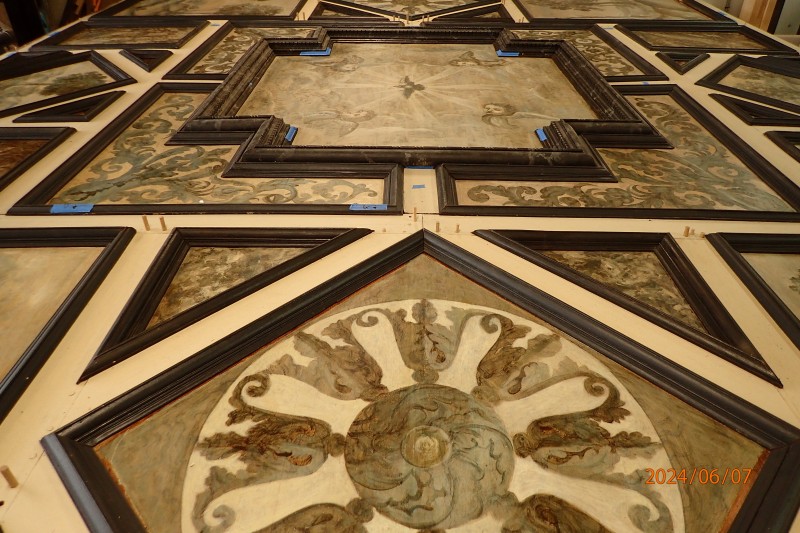 Atelier Giordani - Conservation - Restauration
Edifice – Mobilier - Sculpture – Objets d’art – Moulage –
Pierre, bois métal, polychromie et dorure - Parloir de l'abbesse Abbaye de Verneuil sur Avre - Bois polychrome - -	Montage de l’échafaudage
-	Prise de côtes et mesures
-	Dépose des boiseries
-	Renfort structurel charpente
-	Traitement insecticide et fongicide de la charpente
-	Transport des panneaux en ateliers
-	Dépoussiérage
-	Purges et greffes
-	Consolidation chimique du support 
-	Révision des assemblages
-	Reprise des arasements et disjointoiements
-	Renforts structurels des panneaux
-	Comblements
-	Traitement insecticide des panneaux
-	Montage à blanc
-	Mise en peinture des montant et traverses
-	Dévernissage et retouche colorées des panneaux
-	Vernissage
-	Repose