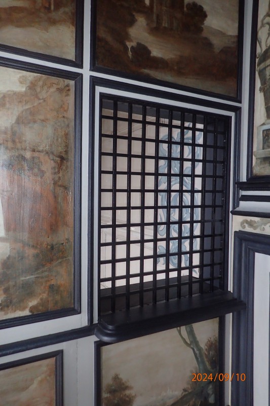 Atelier Giordani - Conservation - Restauration
Edifice – Mobilier - Sculpture – Objets d’art – Moulage –
Pierre, bois métal, polychromie et dorure - Parloir de l'abbesse Abbaye de Verneuil sur Avre - Bois polychrome - -	Montage de l’échafaudage
-	Prise de côtes et mesures
-	Dépose des boiseries
-	Renfort structurel charpente
-	Traitement insecticide et fongicide de la charpente
-	Transport des panneaux en ateliers
-	Dépoussiérage
-	Purges et greffes
-	Consolidation chimique du support 
-	Révision des assemblages
-	Reprise des arasements et disjointoiements
-	Renforts structurels des panneaux
-	Comblements
-	Traitement insecticide des panneaux
-	Montage à blanc
-	Mise en peinture des montant et traverses
-	Dévernissage et retouche colorées des panneaux
-	Vernissage
-	Repose