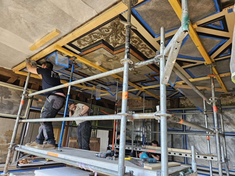 Atelier Giordani - Conservation - Restauration
Edifice – Mobilier - Sculpture – Objets d’art – Moulage –
Pierre, bois métal, polychromie et dorure - Parloir de l'abbesse Abbaye de Verneuil sur Avre - Bois polychrome - -	Montage de l’échafaudage
-	Prise de côtes et mesures
-	Dépose des boiseries
-	Renfort structurel charpente
-	Traitement insecticide et fongicide de la charpente
-	Transport des panneaux en ateliers
-	Dépoussiérage
-	Purges et greffes
-	Consolidation chimique du support 
-	Révision des assemblages
-	Reprise des arasements et disjointoiements
-	Renforts structurels des panneaux
-	Comblements
-	Traitement insecticide des panneaux
-	Montage à blanc
-	Mise en peinture des montant et traverses
-	Dévernissage et retouche colorées des panneaux
-	Vernissage
-	Repose