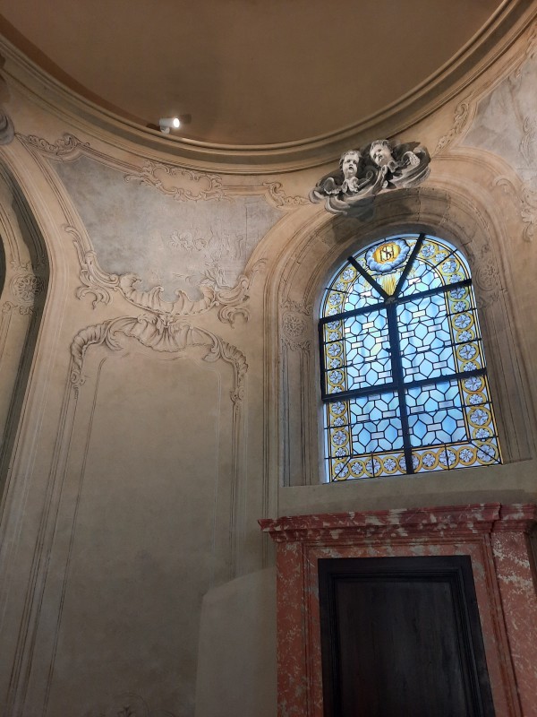 Atelier Giordani - Conservation - Restauration
Edifice – Mobilier - Sculpture – Objets d’art – Moulage –
Pierre, bois métal, polychromie et dorure - Restauration de la chapelle des fonds baptismaux de l'Eglise Sainte Cécile - Enduits muraux décorés
Boiseries faux-marbre
Marbre - -	Dépoussiérage et nettoyage
-	Dégagement et allègement des vernis
-	Traitement insecticide et fongicide sur l’autel
-	Purge des parties altérées et greffes de bois de même essence
-	Ragréages et comblement des lacunes, manques et épaufrures
-	Restitution de tête d’ange ailées après prise d’empreintes, moulage et tirage
-	Refixage et consolidation des enduits 
-	Refixage de la polychromie
-	Relevé des décors au calque et report sur zones de manques
-	Masticage
-	Reprise et réintégration des lacunes polychromes
-	Réintégration colorée des décors sur enduits et faux marbre
-	Restitution des faux-marbre de l’autel 
-	Dorure du cadre à la mixtion