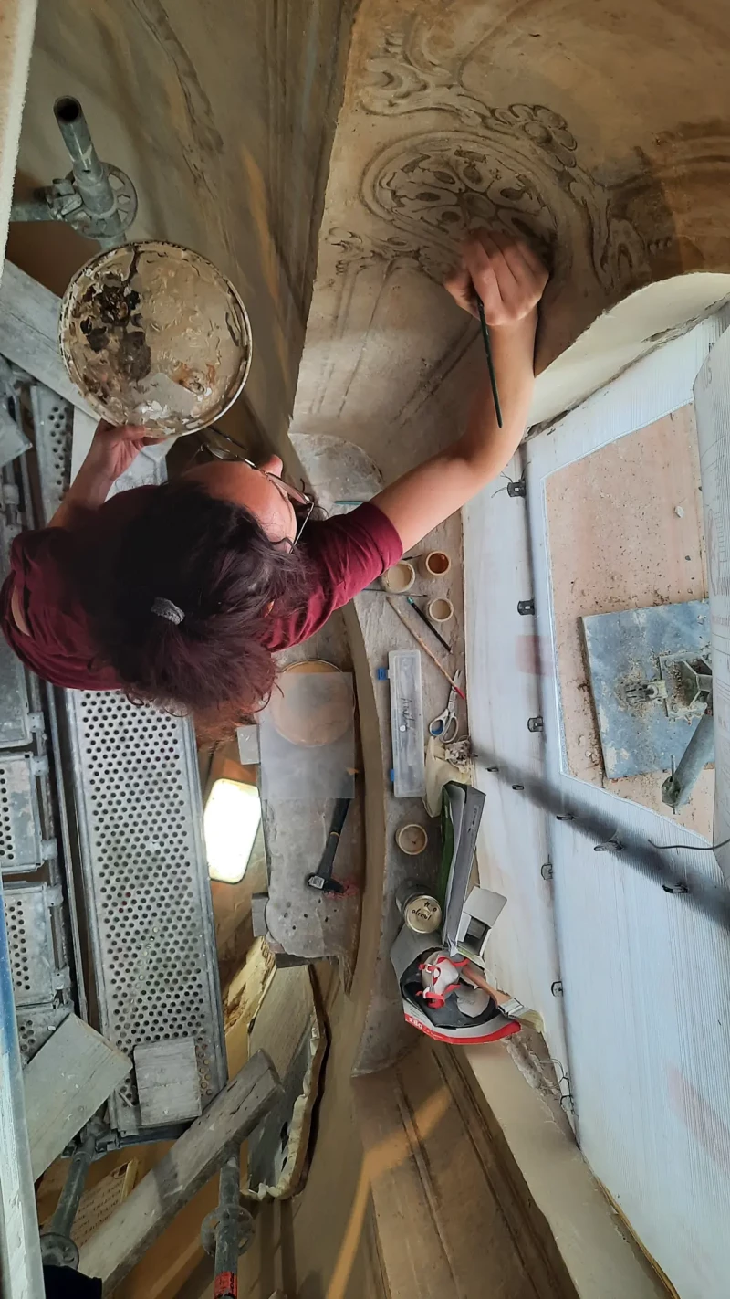 Atelier Giordani - Conservation - Restauration
Edifice – Mobilier - Sculpture – Objets d’art – Moulage –
Pierre, bois métal, polychromie et dorure - Restauration de la chapelle des fonds baptismaux de l'Eglise Sainte Cécile - Enduits muraux décorés
Boiseries faux-marbre
Marbre - -	Dépoussiérage et nettoyage
-	Dégagement et allègement des vernis
-	Traitement insecticide et fongicide sur l’autel
-	Purge des parties altérées et greffes de bois de même essence
-	Ragréages et comblement des lacunes, manques et épaufrures
-	Restitution de tête d’ange ailées après prise d’empreintes, moulage et tirage
-	Refixage et consolidation des enduits 
-	Refixage de la polychromie
-	Relevé des décors au calque et report sur zones de manques
-	Masticage
-	Reprise et réintégration des lacunes polychromes
-	Réintégration colorée des décors sur enduits et faux marbre
-	Restitution des faux-marbre de l’autel 
-	Dorure du cadre à la mixtion