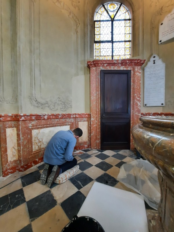 Atelier Giordani - Conservation - Restauration
Edifice – Mobilier - Sculpture – Objets d’art – Moulage –
Pierre, bois métal, polychromie et dorure - Restauration de la chapelle des fonds baptismaux de l'Eglise Sainte Cécile - Enduits muraux décorés
Boiseries faux-marbre
Marbre - -	Dépoussiérage et nettoyage
-	Dégagement et allègement des vernis
-	Traitement insecticide et fongicide sur l’autel
-	Purge des parties altérées et greffes de bois de même essence
-	Ragréages et comblement des lacunes, manques et épaufrures
-	Restitution de tête d’ange ailées après prise d’empreintes, moulage et tirage
-	Refixage et consolidation des enduits 
-	Refixage de la polychromie
-	Relevé des décors au calque et report sur zones de manques
-	Masticage
-	Reprise et réintégration des lacunes polychromes
-	Réintégration colorée des décors sur enduits et faux marbre
-	Restitution des faux-marbre de l’autel 
-	Dorure du cadre à la mixtion